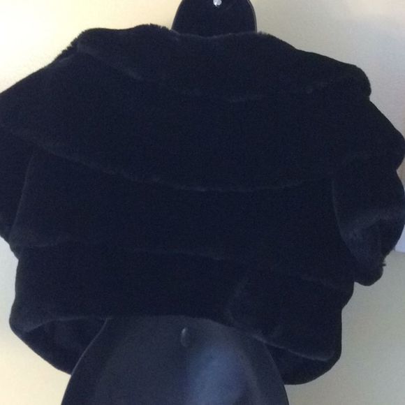 💞JESSICA Simpson 💞faux fur cape coat - Picture 3 of 8